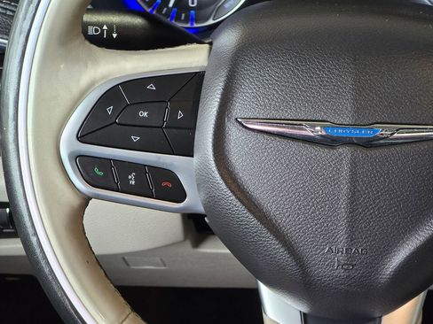 Used 2020 Chrysler Pacifica Limited FWD image 16
