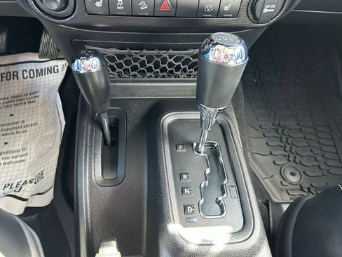 Used 2015 Jeep Wrangler Unlimited Rubicon AWD/4WD image 13