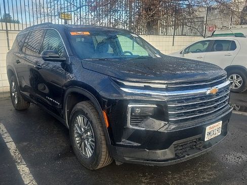 Used 2024 Chevrolet Traverse LT image 1