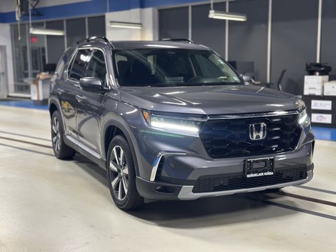 New 2025 Honda Pilot Touring image 3