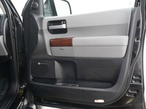 Used 2017 Toyota Sequoia Platinum AWD/4WD image 9