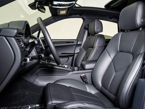 Certified 2025 Porsche Macan image 5