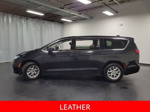 Used 2023 Chrysler Pacifica Touring-L FWD image 5