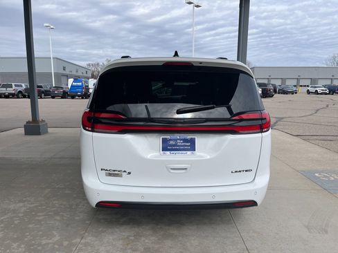 Used 2025 Chrysler Pacifica Limited image 4