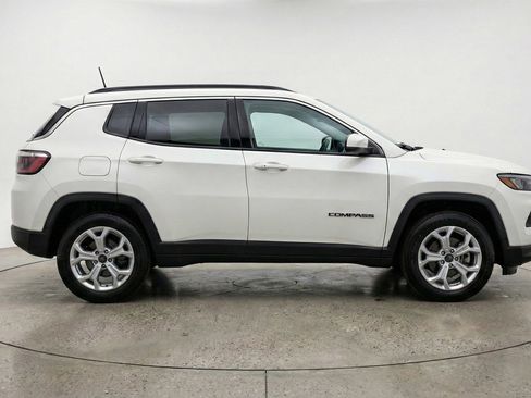 Used 2025 Jeep Compass Latitude AWD/4WD image 11