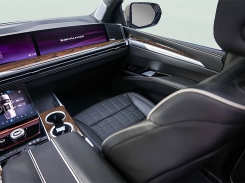 Used 2025 Cadillac Escalade Sport Platinum w/ LPO, ONYX Package image 27