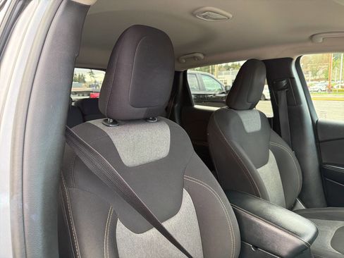 Used 2016 Jeep Cherokee Sport image 15