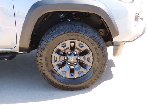 Used 2021 Toyota Tacoma SR5 w/ Trail Edition image 9