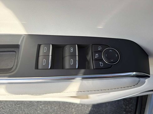 Used 2025 GMC Acadia Denali w/ Super Cruise Package FWD image 18