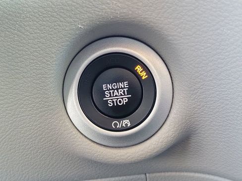 Used 2024 Chrysler Pacifica Touring-L image 6