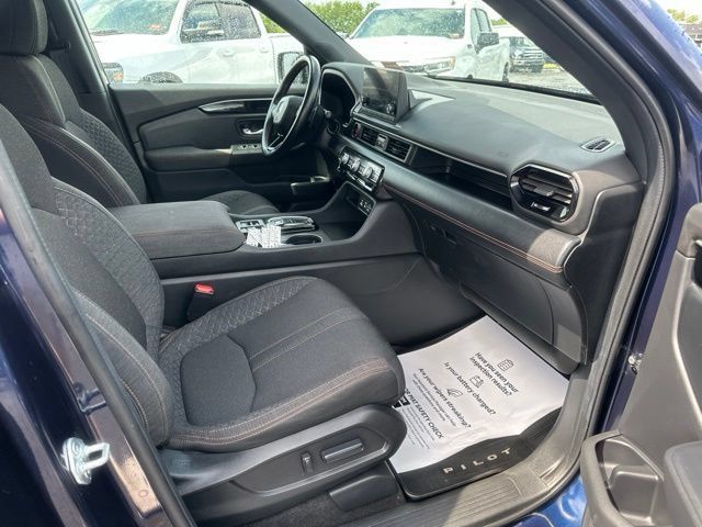 Used 2025 Honda Pilot Sport image 8