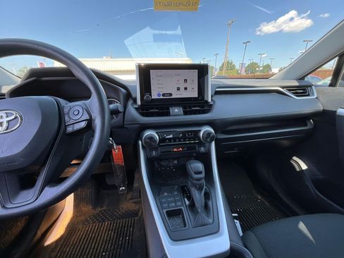 Used 2024 Toyota RAV4 LE AWD/4WD image 9
