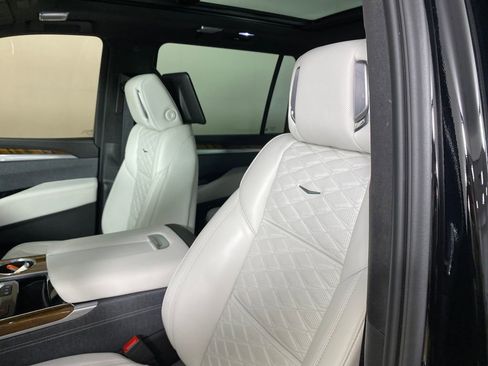 Used 2025 Cadillac Escalade ESV Sport Platinum w/ LPO, ONYX Package image 9