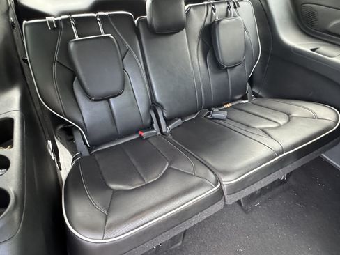 Used 2025 Chrysler Pacifica Limited FWD image 20