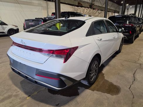 Used 2024 Hyundai Elantra SEL FWD image 2