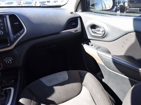 Used 2018 Jeep Cherokee Latitude image 19