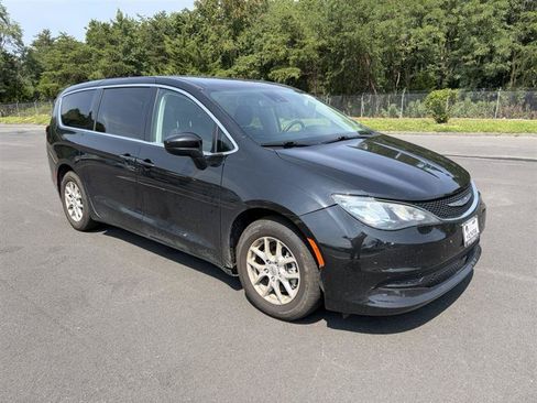 Used 2023 Chrysler Voyager LX FWD image 2