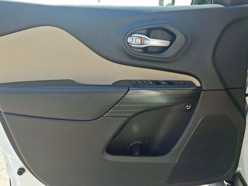 Used 2016 Jeep Cherokee Latitude w/ Comfort/Convenience Group AWD/4WD image 12