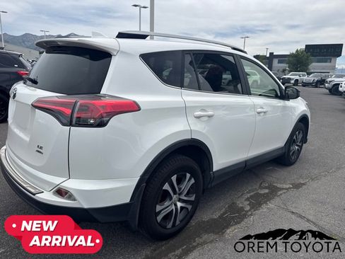 Used 2018 Toyota RAV4 LE w/ Carpet Mat Package AWD/4WD image 9