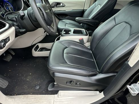 Used 2024 Chrysler Pacifica Touring-L image 16