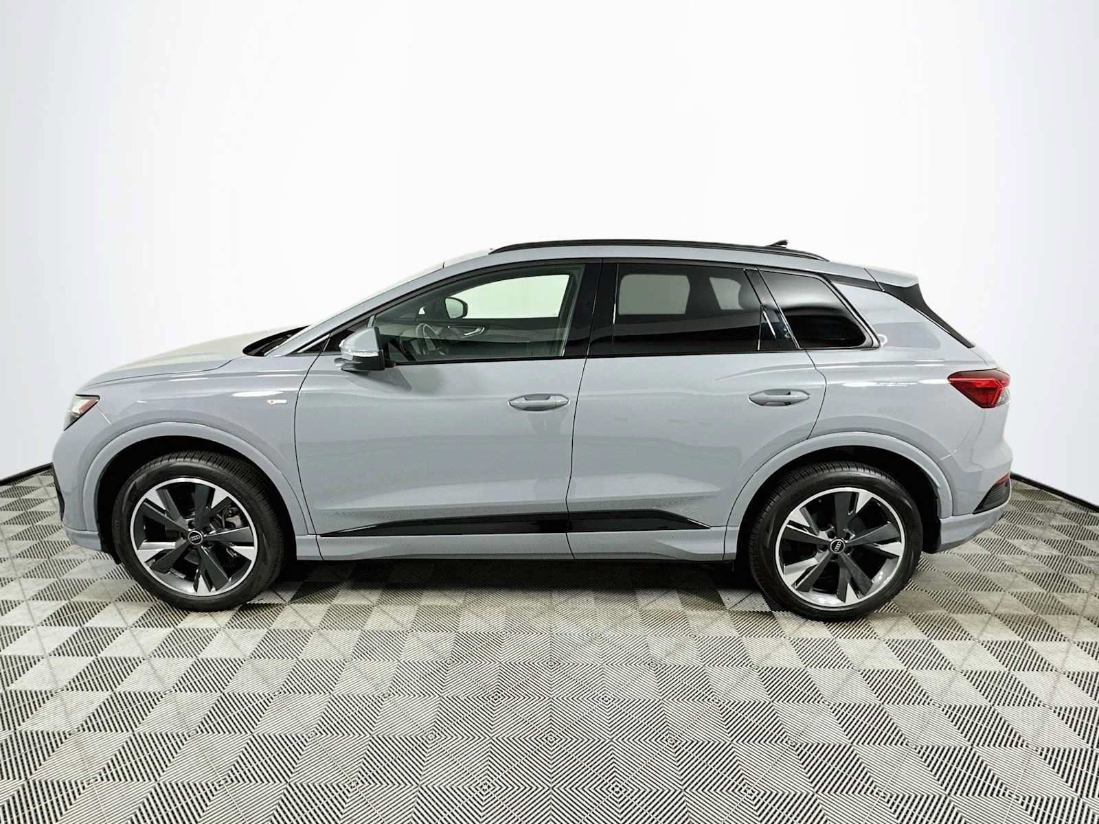 Used 2024 Audi Q4 e-tron Premium w/ Convenience Package AWD/4WD image 4