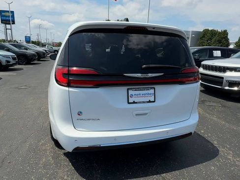 Used 2024 Chrysler Pacifica Touring-L FWD image 7