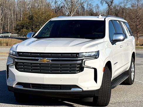Used 2023 Chevrolet Suburban Premier image 3