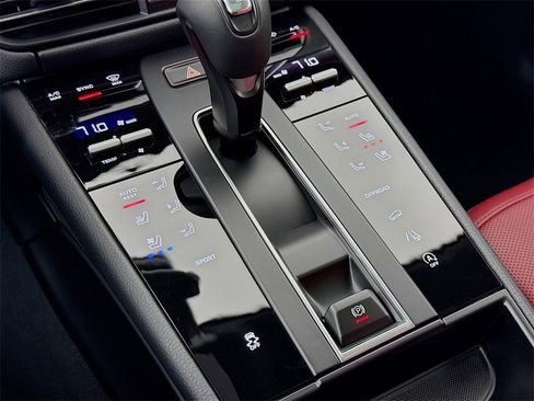 Used 2025 Porsche Macan image 23