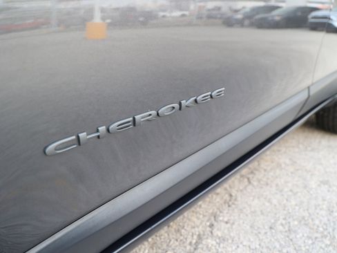 Used 2022 Jeep Cherokee Trailhawk AWD/4WD image 15