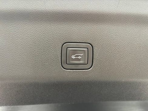 Used 2025 GMC Yukon XL Denali AWD/4WD image 34