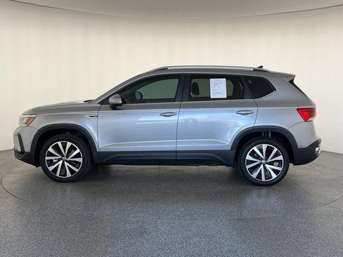 Used 2023 Volkswagen Taos SE w/ Panoramic Sunroof Package FWD image 7