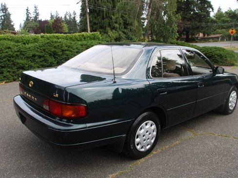 Used 1995 Toyota Camry LE FWD image 3