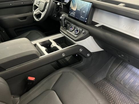Used 2025 Land Rover Defender 110 S image 32