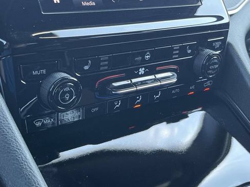 Used 2025 Jeep Grand Cherokee Laredo X w/ Luxury Tech Group I RWD image 32