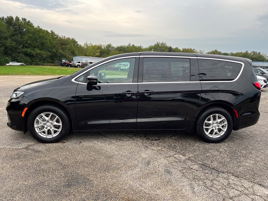 Used 2025 Chrysler Pacifica Select FWD image 2