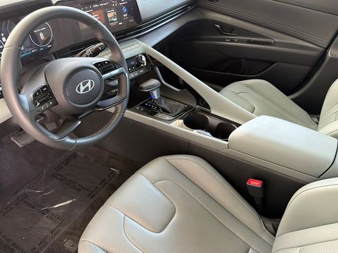 Used 2025 Hyundai Elantra Limited FWD image 11