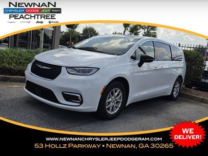 Used 2025 Chrysler Pacifica Select