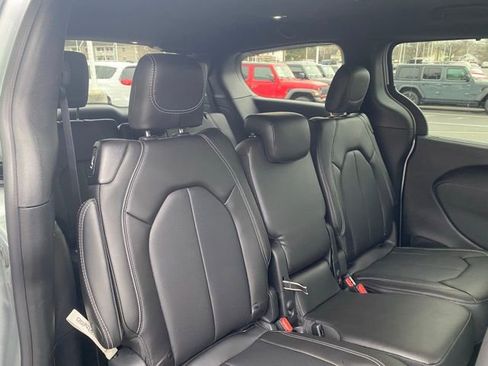 New 2026 Chrysler Pacifica Select image 32