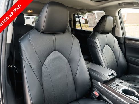Used 2024 Toyota Highlander Limited FWD image 30