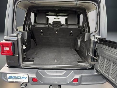 Used 2018 Jeep Wrangler Unlimited Sahara AWD/4WD image 9