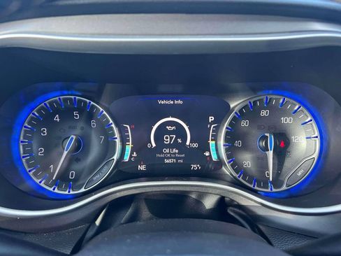 Used 2023 Chrysler Pacifica Touring-L FWD image 27
