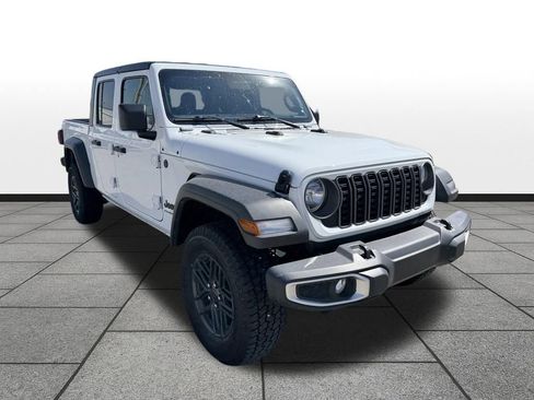 Used 2025 Jeep Gladiator Sport AWD/4WD image 5