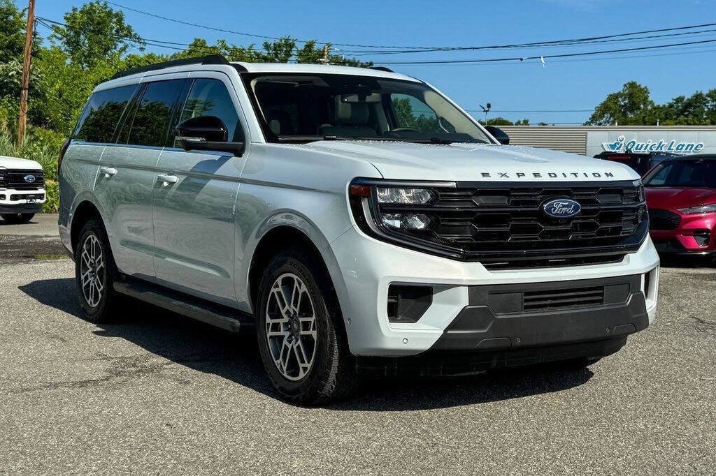 Used 2025 Ford Expedition Active AWD/4WD image 1