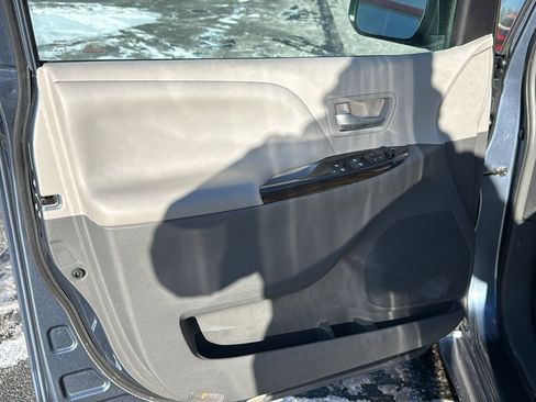 Used 2015 Toyota Sienna XLE image 10