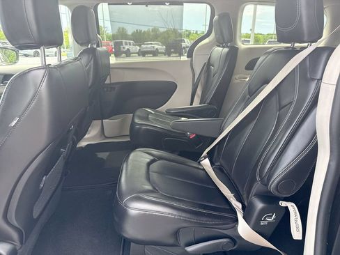 Used 2024 Chrysler Pacifica Touring-L FWD image 21