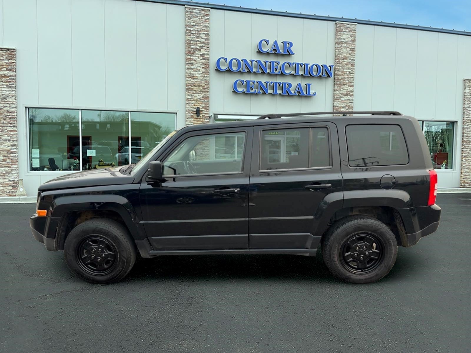Used 2016 Jeep Patriot Latitude AWD/4WD image 2