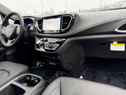 New 2026 Chrysler Pacifica Select image 24