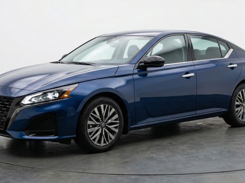 Used 2025 Nissan Altima 2.5 SV image 3