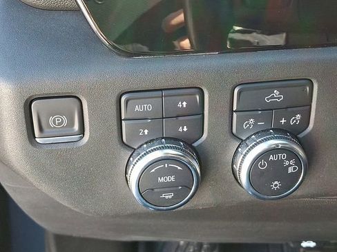 Used 2022 GMC Sierra 1500 SLE image 25