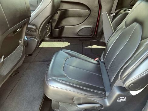 Used 2025 Chrysler Pacifica Select FWD image 6